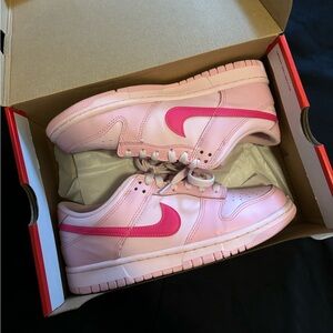Nike Dunks Triple Pink